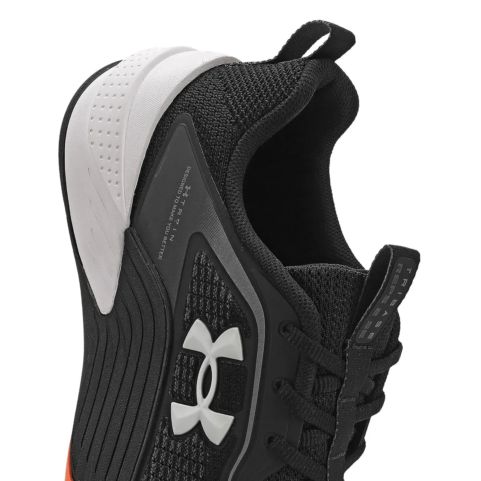 Close do tênis Under Armour Tribase Reps 2 masculino preto mostrando detalhes do cabedal e solado.